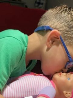 Niño jugando con una muñeca que le pidió a su madre para aprender a "ser un gran padre".
