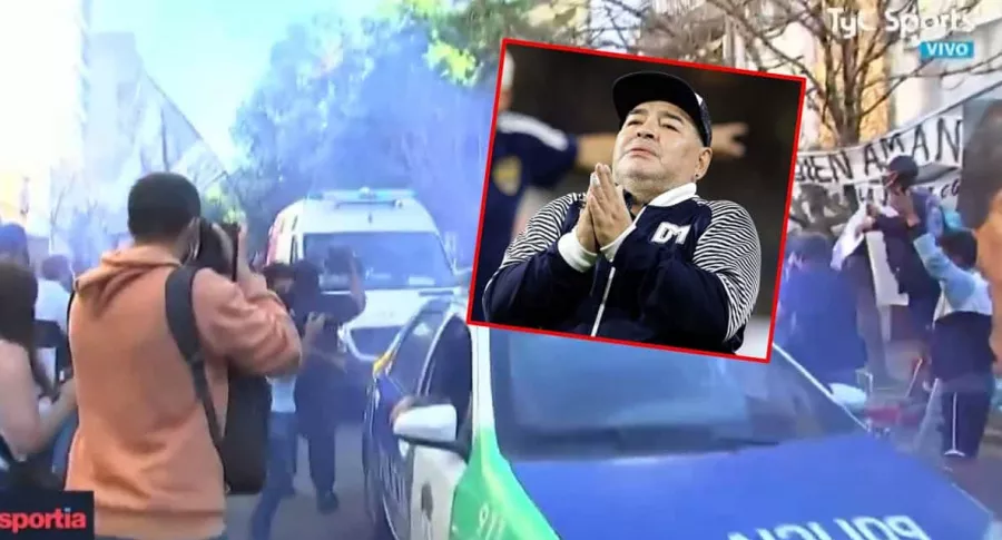 Ambulancia que trasladó a Diego Maradona a cirugía en medio de una multitud