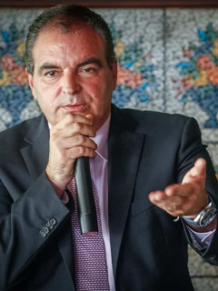 Aurelio Iragorri renunció al Partido de La U, aquí en reunión con indígenas.