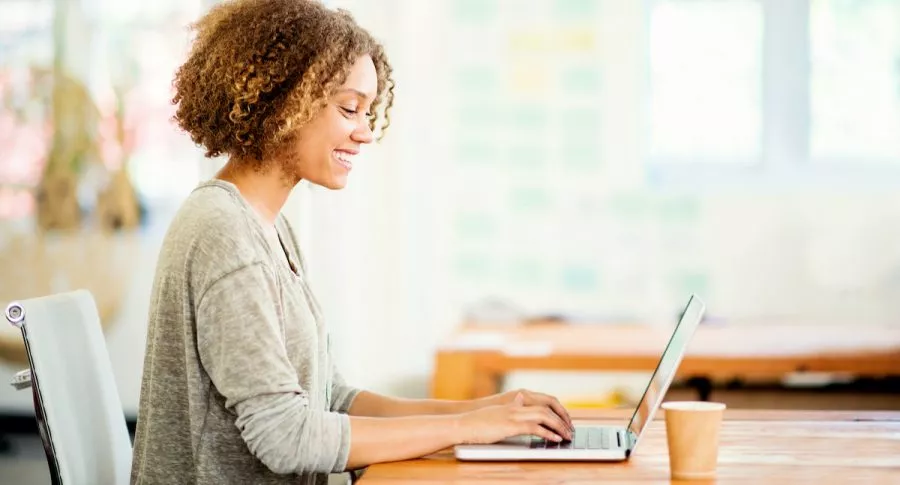 Mujer trabajando en su computador para ilustrar nota sobre ofertas de empleo para cargos directivos
