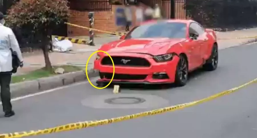 Inspección al Ford Mustang que arrolló a un motociclista la noche de Halloween, en Bogotá