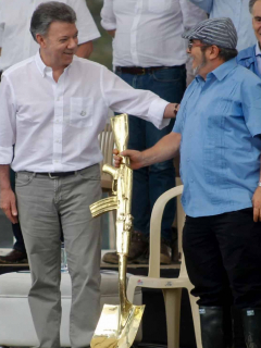 Foto de Juan Manuel Santos y ‘Timochenko’, durante proceso de paz, exjefe guerrillero que confesó atentados a Vargas Lleras desde las Farc