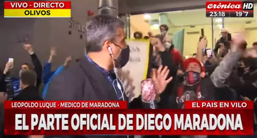 Prensa, insultada por seguidores de Maradona en hospital