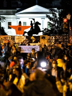 Decenas de manifestantes se dieron cita frente a la Casa Blanca a la espera de los resultados electorales.