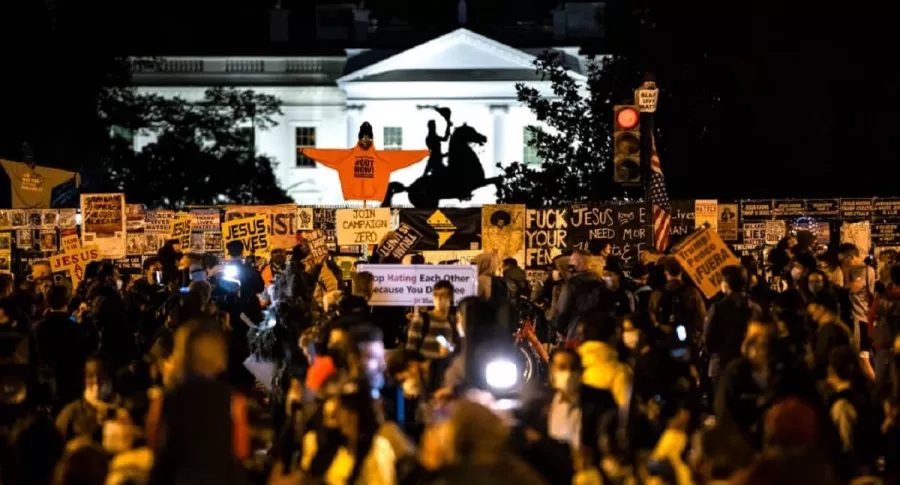 Decenas de manifestantes se dieron cita frente a la Casa Blanca a la espera de los resultados electorales.