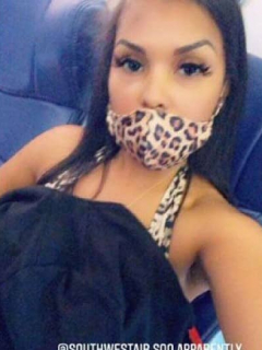 Modelo de Playboy que denunció a aerolínea por casi echarla de vuelo por un escote