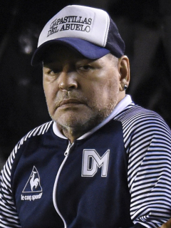 Diego Armando Maradona, quien fue operado por un hematoma subdural, en foto en un partido de Gimnasia de La Plata frente a Independiente en 2020.
