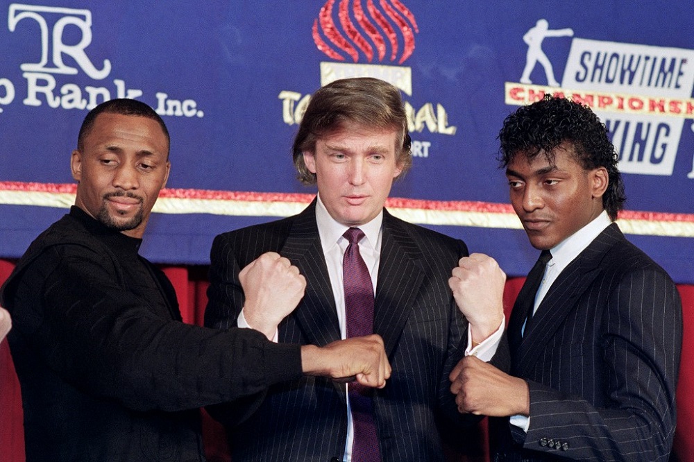 El multimillonario Donald Trump durante la presentación de una pelea entre Thomas 'The Hitman' Hearns y Michael 'The Silk' Olajidepor el título de peso súper mediano, en febrero de 1990 /AFP.