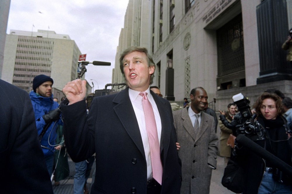 Donald Trump, después de salir del tribunal el 21 de marzo de 1991. Se presentó ante el tribunal para presentar un cheque de 120 millones de dólares a Ivana Trump como parte de su acuerdo de divorcio / AFP. 
