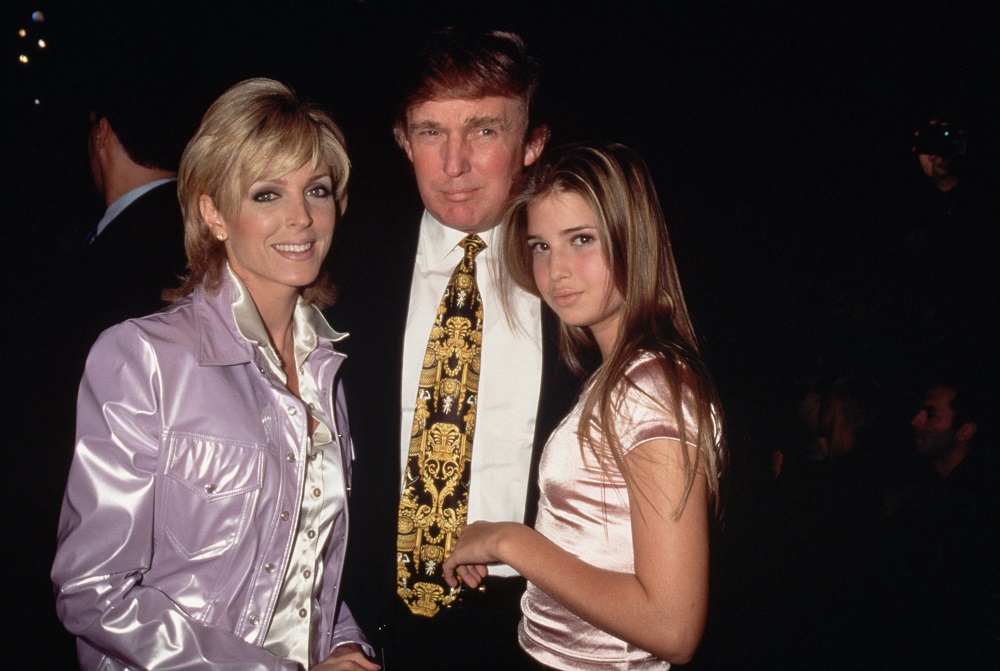 Donald Trump, con su entonces esposa Marla Maples, y la hija de su primer matrimonio Ivanka, en enero de 1995 / Getty Images.