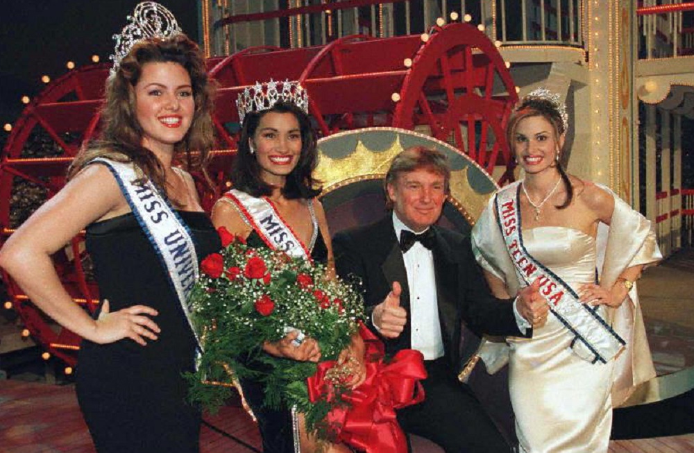 Donald Trump, como productor ejecutivo del certamen de Miss EE. UU., en 1997, posó con varias reinas de belleza: Miss Universo, Alicia Machado; Miss EE. UU., Brook Lee; y Miss Teen EE. UU. , Christie Woods / AFP. 
