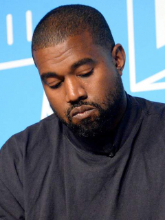 Kanye West pensativo, quien tuvo malos resultados en las elecciones de Estados Unidos