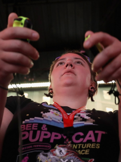 Joven juega el Nintendo Switch, uno de los videojuegos más vendidos durante la pandemia por el coronavirus, en la Electronic Entertainment Expo E3, en el Centro de Convenciones de Los Ángeles, el 13 de junio de 2017.
