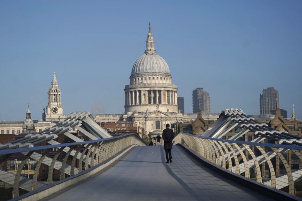 AFP / Catedral de San Pablo, en Londres, vista desde el puente del Milenio.