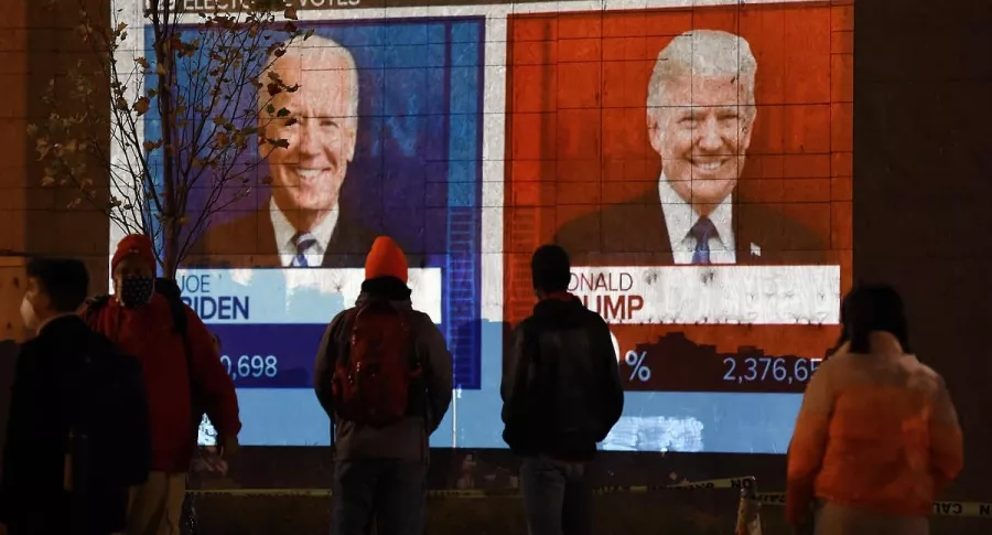 Personas ven en una pantalla los resultados de las elecciones en vivo en Florida en la plaza Black Lives Matter, frente a la Casa Blanca el día de las elecciones en Washington, DC. 
