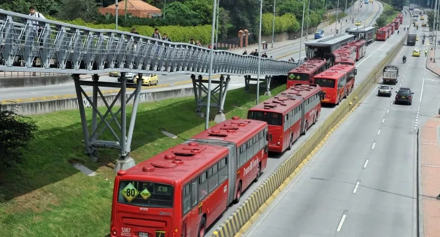 Transmilenio por la avenida Suba, donde murió un hombre que se habría lanzado desde un puente, en Bogotá