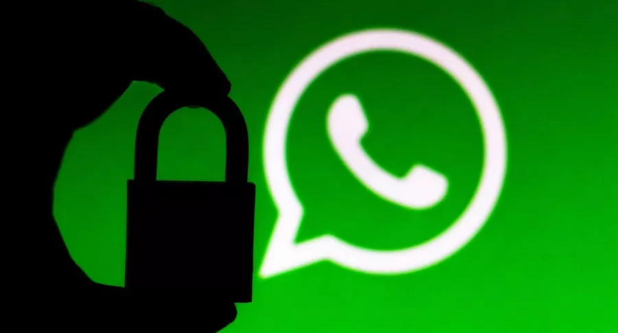 Logotipo de WhatsApp y un candado para ilustrar nota sobre cómo saber si la cuenta de WhatsApp está intervenida