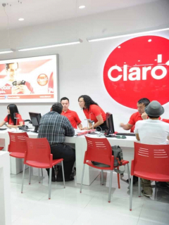Foto de una tienda Claro para ilustrar una nota de Wom, nuevo operador móvil.