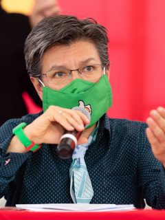 Imagen de Claudia López, que en la imagen habla durante una rueda de prensa, a propósito de un nuevo agarrón con el Gobierno.