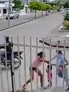 Momento del ataque a la mujer en Montería.