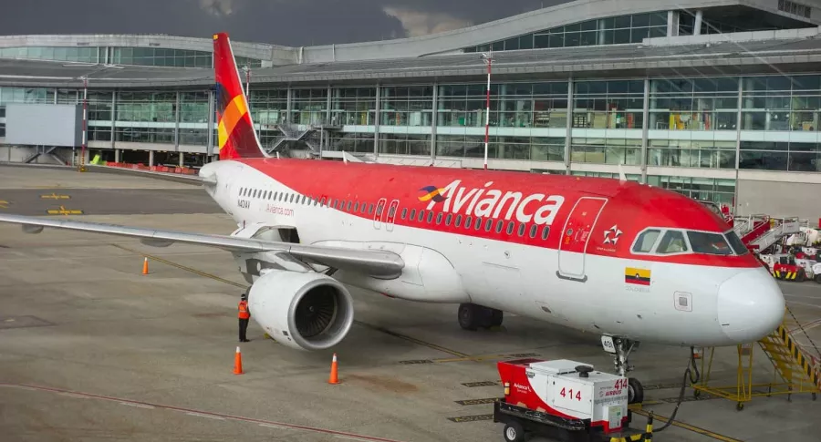 Avión de Avianca ilustra nota sobre cargos que Supertransporte le formuló a la empresa, por vulnerar derechos de pasajeros 
