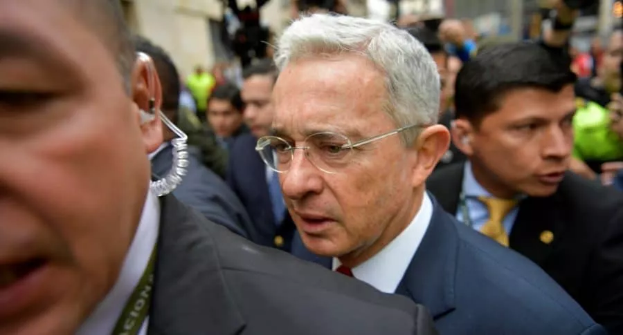 Álvaro Uribe seguirá libre en Colombia, pero responderá por dos procesos más.