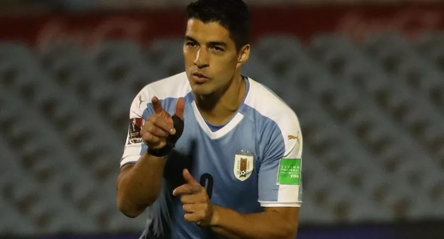 Luis Suárez celebrando gol, convocatoria de Uruguay para duelo con Colombia de Eliminatorias