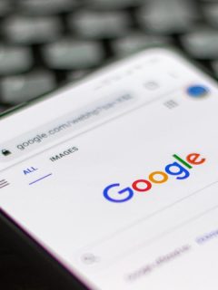 Imagen de buscador de Google en un celular para ilustrar nota sobre trucos de Google