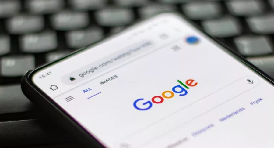 Imagen de buscador de Google en un celular para ilustrar nota sobre trucos de Google