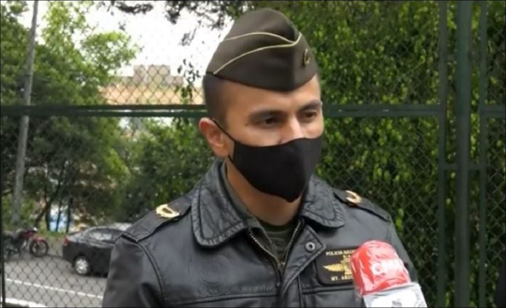 Mayor Abdón Enrique Melo, piloto del helicóptero Halcón de la Policía que encontró a joven desaparecido en Bogotá - captura de video CM& Noticias