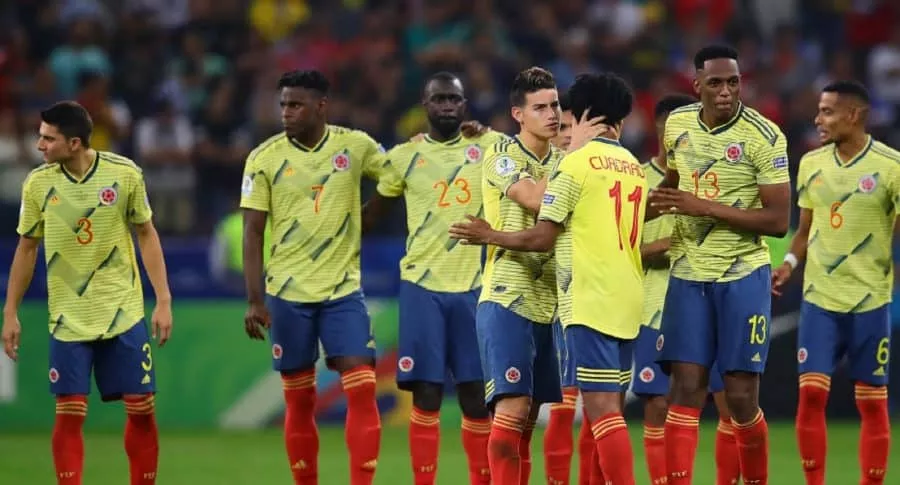 James Rodríguez, Juan G. Cuadrado, Yerry Mina, Stefan Medina, Duván Zapata y otros jugadores colombianos en partido de 2019, ilustra nota de parejas de futbolistas de la Selección Colombia.