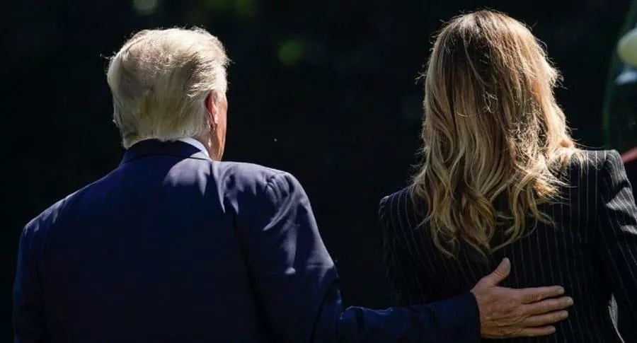 El presidente de Estados Unidos Donald Trump y su esposa Melania Trump caminando en un evento público en Estados Unidos. 