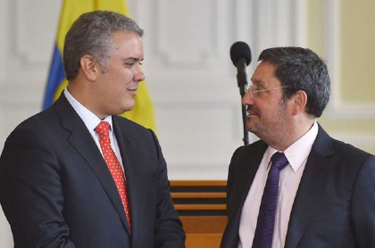 Iván Duque y Francisco Santos, durante la posesión de Santos como embajador ante el gobierno de EE.UU. en 2018.