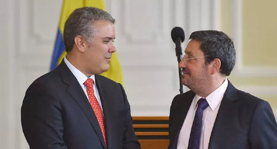 Iván Duque y Francisco Santos, durante la posesión de Santos como embajador ante el gobierno de EE.UU. en 2018.