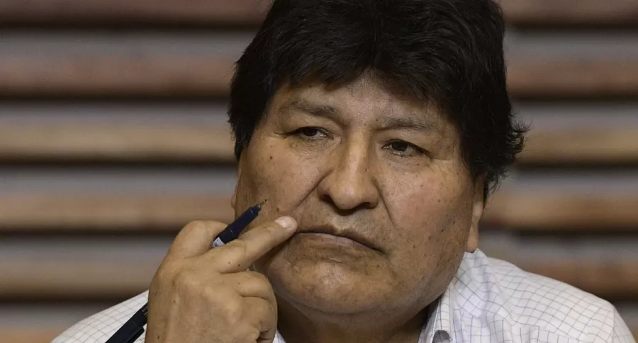 Evo Morales gesticula, que regresa este lunes a Bolivia, habla durante una rueda de prensa en Buenos Aires, el 22 de octubre de 2020.
