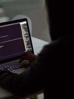 Imagen de hacker ilustra nota sobre correos falsos de los que alertó la Dian