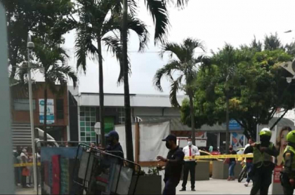 Imagen del sitio en donde cayó la mujer que se habría suicidado en edificio Los Colores, en Cali 