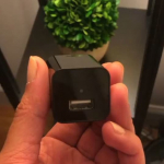 Video: Modelo descubre cámara oculta en supuesto cargador dentro de alojamiento de Airbnb