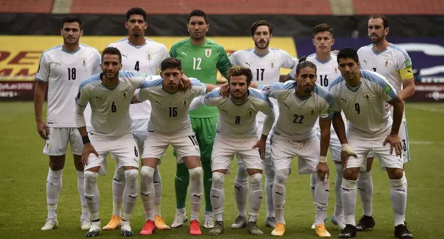 Selección de Uruguay, que no contará con Federico Valverde y Maxi Gómez ante Colombia, en los actos de protoco en el juego frente a Ecuador por las Eliminatorias.