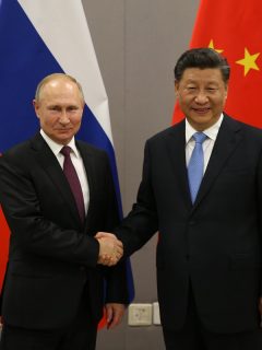 Vladimir Putin y Xi Jinping, presidentes de Rusia y China, duarnte un evento público.