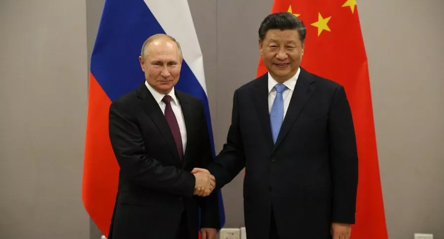 Vladimir Putin y Xi Jinping, presidentes de Rusia y China,  duarnte un evento público.