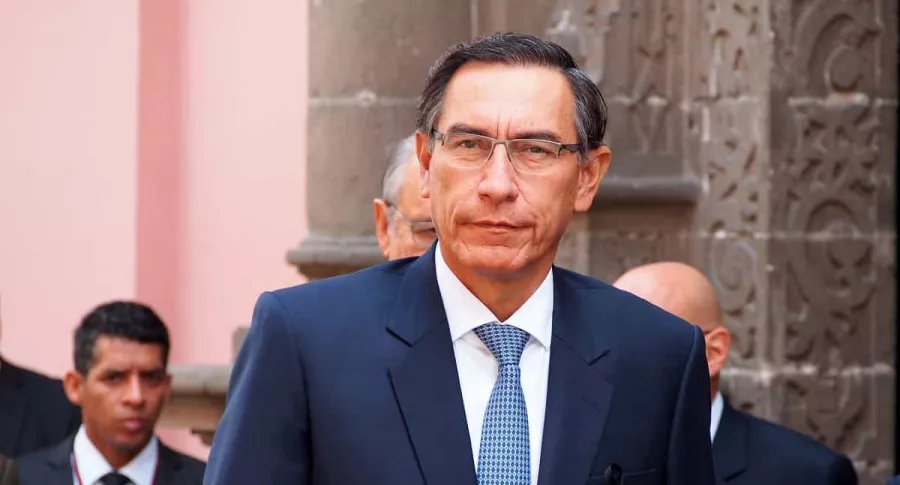 Martín Vizcarra, quien fue destituido de la presidencia de Perú, en un acto público.