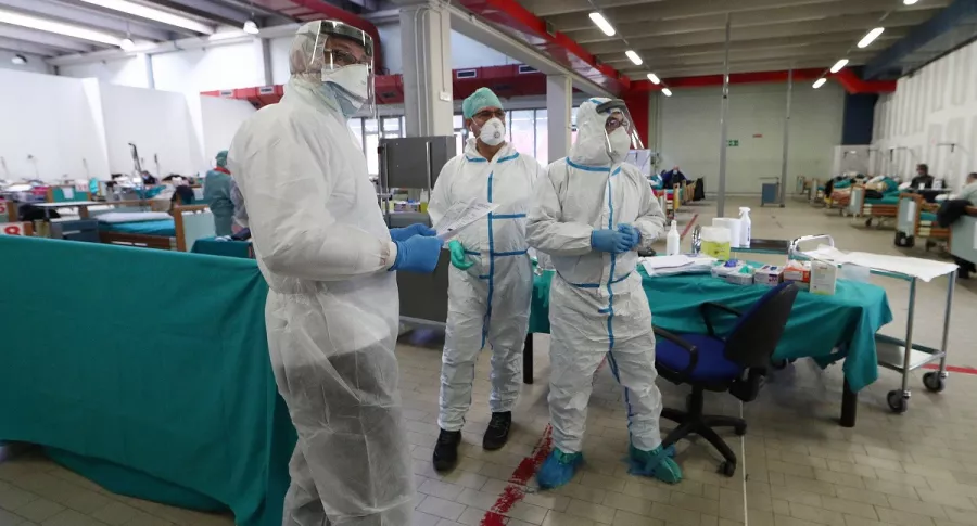 Médicos italianos atendiendo la pandemia del coronavirus.