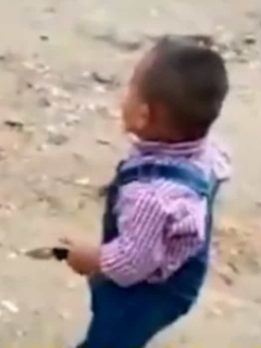Irresponsables le dan una navaja a un menor, como si fuera un juguete.