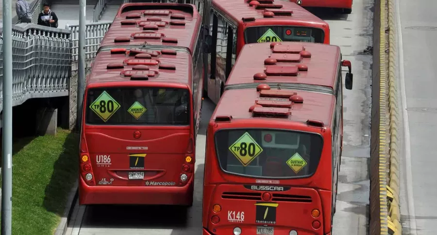 Imagen de buses de Transmilenio ilustra nota sobre posible reducción de flota de TM e SITP, en Bogotá