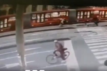 Captura de pantalla de video que muestra a niña atropellada en Bogotá.