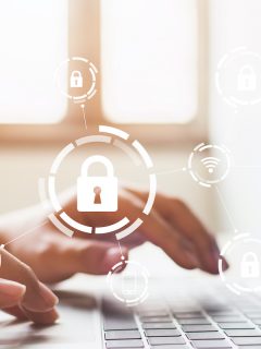 Persona trabajando en computador para ilustrar nota sobre contraseñas más seguras, inseguras y comunes