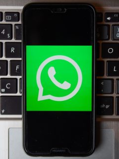 Logotipo de WhatsApp y computador para ilustrar nota sobre 4 extensiones de Google Chrome en las que se integra WhatsApp Web