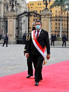 Manuel Merino de Lama al salir de la ceremonia de investidura como presidente del país, hoy, en Lima (Perú)