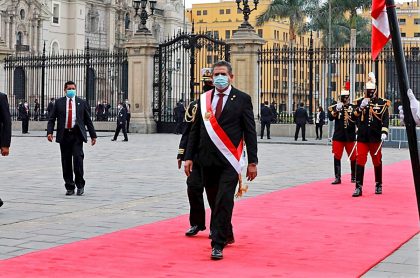 Manuel Merino de Lama al salir de la ceremonia de investidura como presidente del país, hoy, en Lima (Perú)